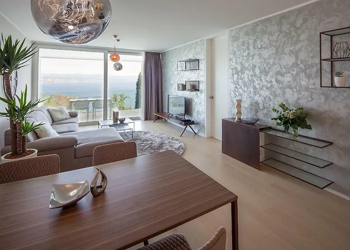 Deluxe With Swimming Pool Οπατία