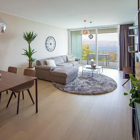 Deluxe With Swimming Pool Apartment *