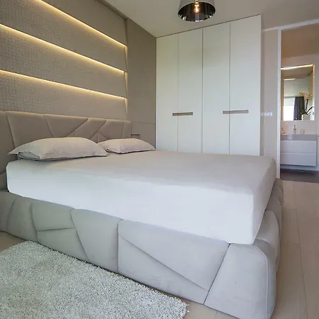 Apartment Deluxe With Swimming Pool *