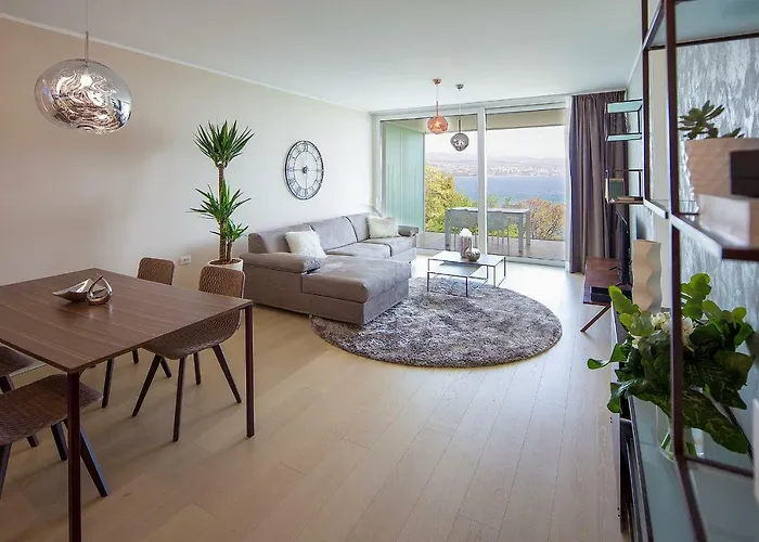 Deluxe With Swimming Pool Apartment *